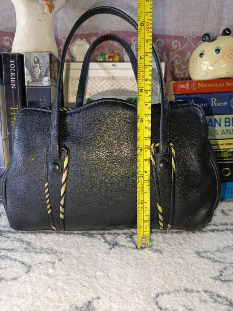 H1: Nagoya Leathet Hand Bag (Category: Purses & Pouches) located in San Pedro. Submitted by elevens_online_thrift_shop (Listing ID 1441471951, Image 3). Description: Black Genuine Leather Hand Bag 2 open compartment 1 zip main compartment small size H1.