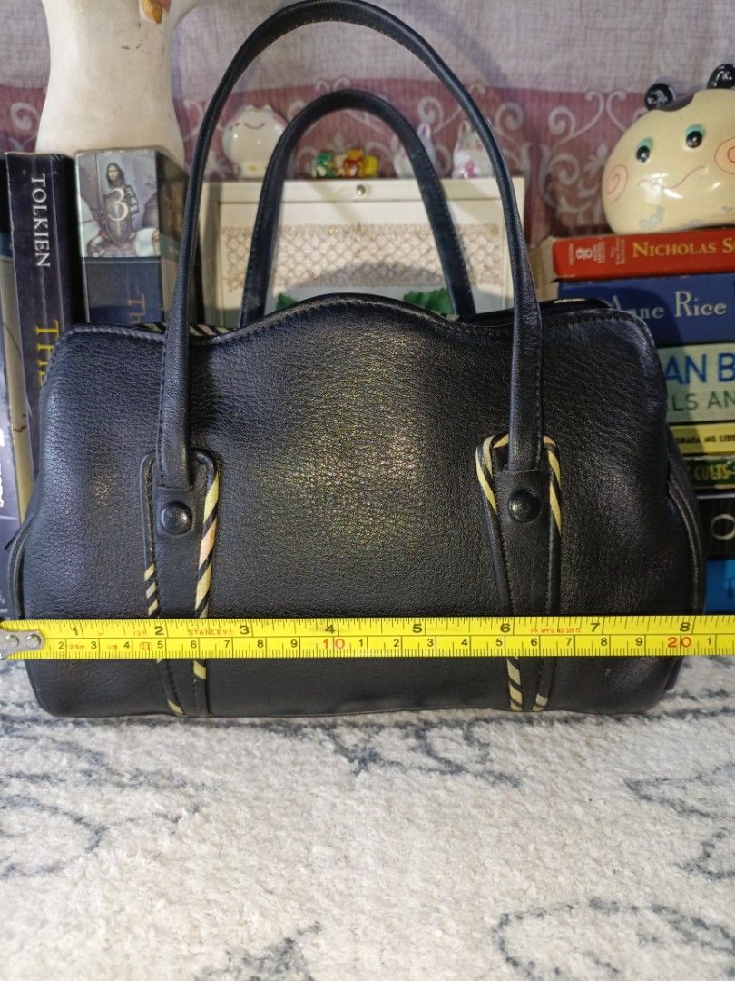 H1: Nagoya Leathet Hand Bag (Category: Purses & Pouches) located in San Pedro. Submitted by elevens_online_thrift_shop (Listing ID 1441471951, Image 2). Description: Black Genuine Leather Hand Bag 2 open compartment 1 zip main compartment small size H1.