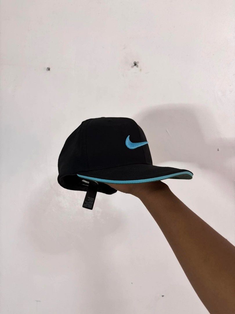 NIKE GOLF TRUE STATEMENT TOUR CAP (Category: Caps & Hats) located in Gerona. Submitted by thrift_servers (Listing ID 1441467308, Image 3). Description: .