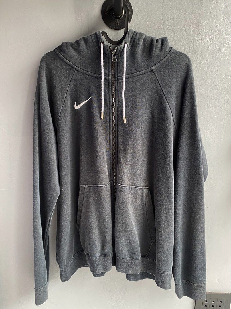 Nike Grey Zip-Up Hoodie (Category: Coats, Jackets and Outerwear) located in Manila. Submitted by riee.18 (Listing ID 1441442611, Image 1). Description: - Grey Nike zip-up hoodie - Features classic Nike swoosh logo on chest - Front pocket for convenience - Adjustable drawstrings for the hood - Versatile for casual wear or sports activities.