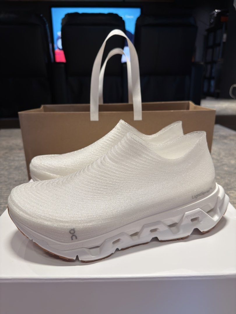 ON + LOEWE Collab US11 Men’s Shoes (Category: Sneakers) located in Quezon City. Submitted by declutterqueenhigh5 (Listing ID 1441380715, Image 2). Description: Japan Exclusive ON CLOUD + LOEWE bought in Tokyo Brand New.