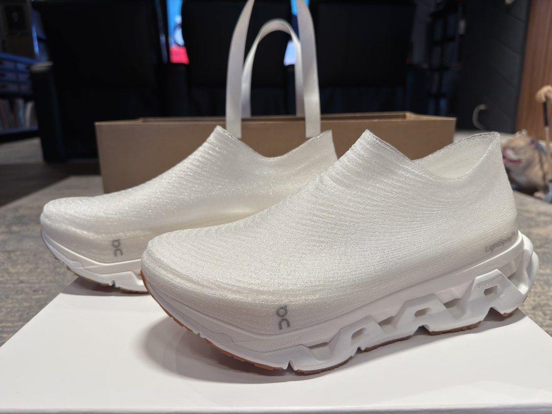 ON + LOEWE Collab US11 Men’s Shoes (Category: Sneakers) located in Quezon City. Submitted by declutterqueenhigh5 (Listing ID 1441380715, Image 3). Description: Japan Exclusive ON CLOUD + LOEWE bought in Tokyo Brand New.