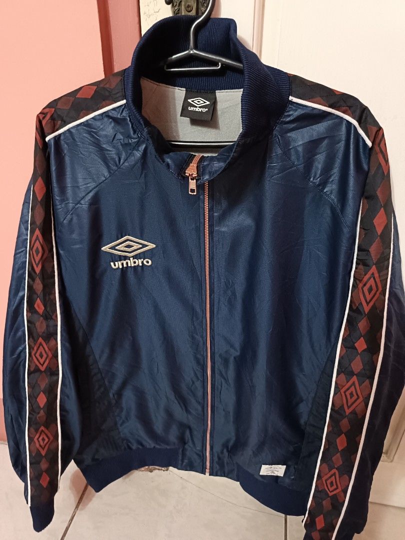 Original UMBRO Dark Blue Sidetape Sleeves ORIGIN DESCENTE JACKET (Category: Coats, Jackets and Outerwear) located in Taguig. Submitted by trendinc (Listing ID 1441476084, Image 2). Description: Original UMBRO Dark Blue Sidetape Sleeves ORIGIN DESCENTE JACKET ‎💸 Price: 500 ‎ ‎📏 Size: Large (Men) ‎ XL (Women) ‎ Dimension: ‎ Length: 26 Inches - Width: 23 Inches ‎ ‎🎨 Color Rate - 10/10 ‎ ‎👕 Complete with neck tag and wash tag ‎ ‎⚠️ Honest Issue/s