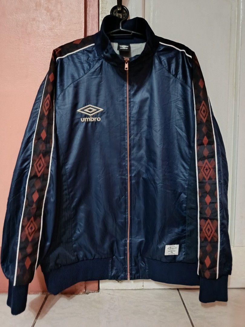 Original UMBRO Dark Blue Sidetape Sleeves ORIGIN DESCENTE JACKET (Category: Coats, Jackets and Outerwear) located in Taguig. Submitted by trendinc (Listing ID 1441476084, Image 1). Description: Original UMBRO Dark Blue Sidetape Sleeves ORIGIN DESCENTE JACKET ‎💸 Price: 500 ‎ ‎📏 Size: Large (Men) ‎ XL (Women) ‎ Dimension: ‎ Length: 26 Inches - Width: 23 Inches ‎ ‎🎨 Color Rate - 10/10 ‎ ‎👕 Complete with neck tag and wash tag ‎ ‎⚠️ Honest Issue/s