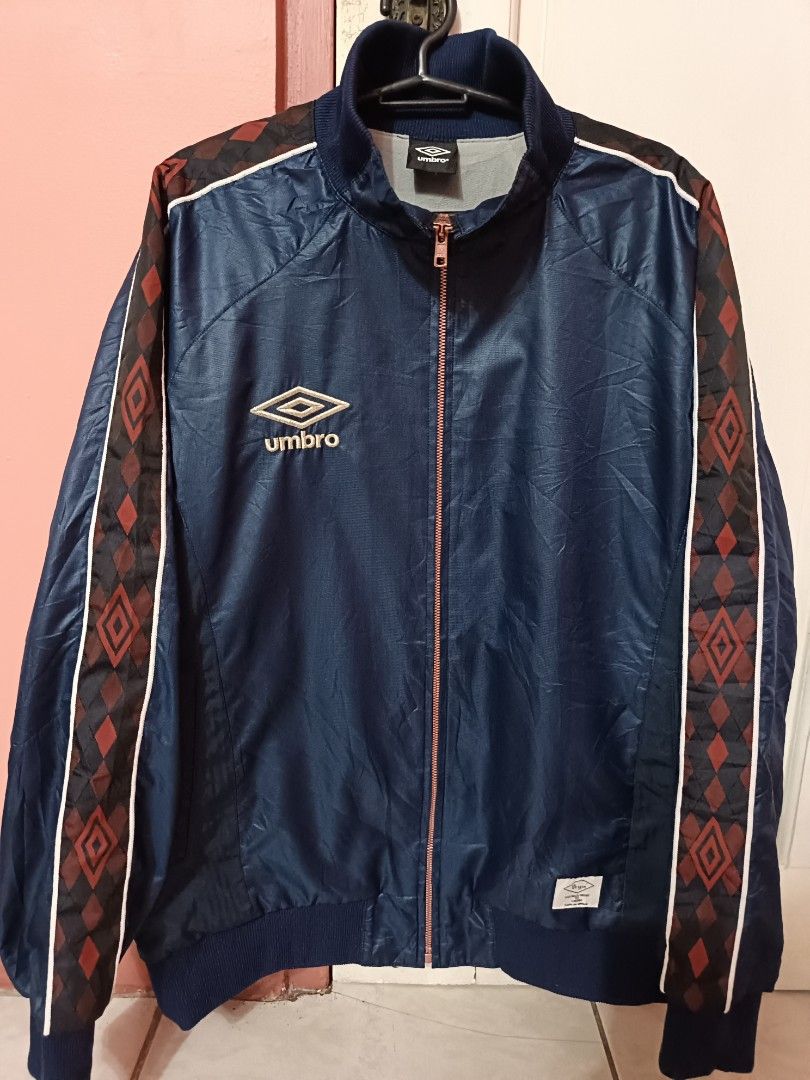 Original UMBRO Dark Blue Sidetape Sleeves ORIGIN DESCENTE JACKET (Category: Coats, Jackets and Outerwear) located in Taguig. Submitted by trendinc (Listing ID 1441476084, Image 3). Description: Original UMBRO Dark Blue Sidetape Sleeves ORIGIN DESCENTE JACKET ‎💸 Price: 500 ‎ ‎📏 Size: Large (Men) ‎ XL (Women) ‎ Dimension: ‎ Length: 26 Inches - Width: 23 Inches ‎ ‎🎨 Color Rate - 10/10 ‎ ‎👕 Complete with neck tag and wash tag ‎ ‎⚠️ Honest Issue/s