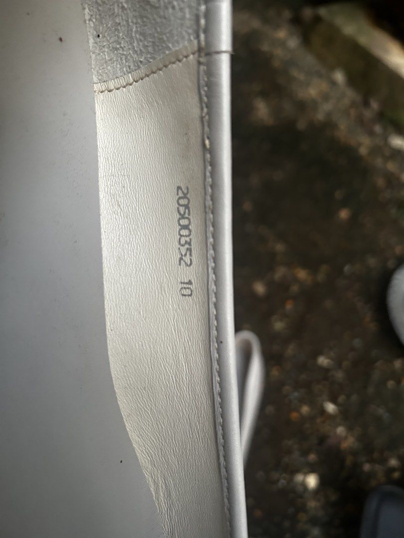 OTTO Leather Collection White Ballet Flats (Category: Flats & Sandals) located in San Pablo. Submitted by secundamano (Listing ID 1441487165, Image 3). Description: - Brand: OTTO - Style: Ballet Flats - Color: White - Material: Leather - Features: Small bow detail on the front - Size: 10 - Condition: Soles show some wear - Best for: Everyday wear MOP: GCASH.