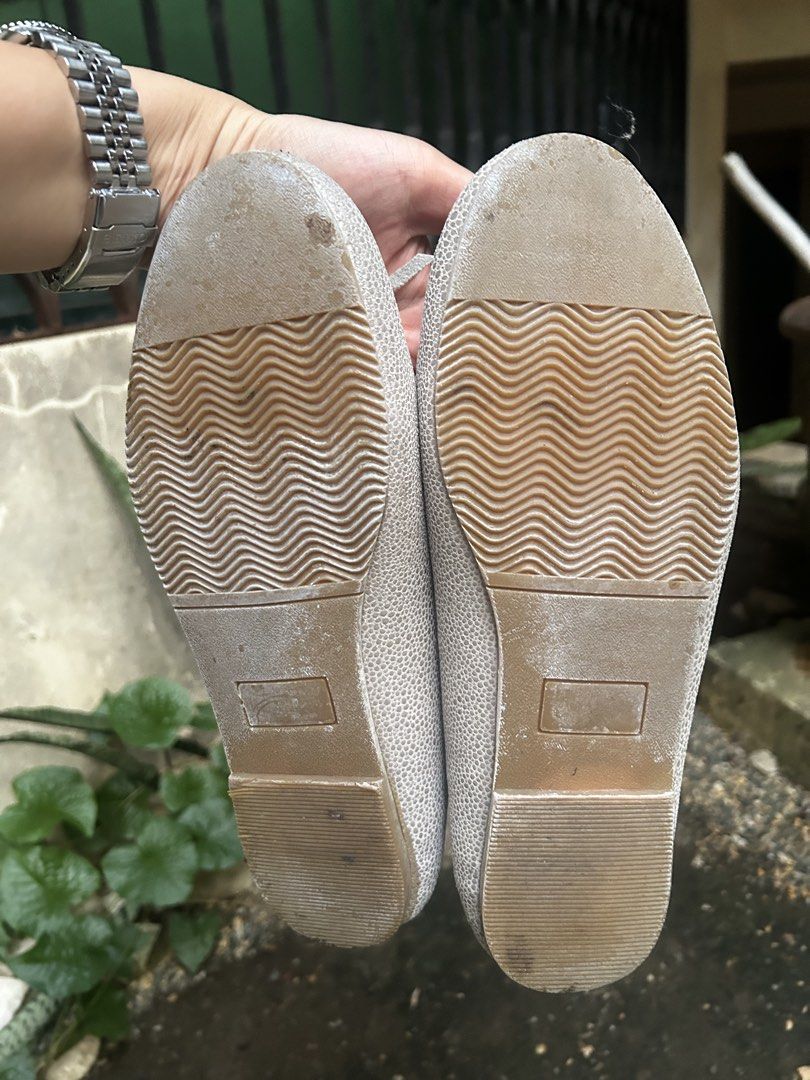 OTTO Leather Collection White Ballet Flats (Category: Flats & Sandals) located in San Pablo. Submitted by secundamano (Listing ID 1441487165, Image 2). Description: - Brand: OTTO - Style: Ballet Flats - Color: White - Material: Leather - Features: Small bow detail on the front - Size: 10 - Condition: Soles show some wear - Best for: Everyday wear MOP: GCASH.