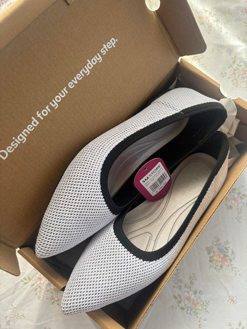 Parisian White Knit Pointed Toe Flats size 6 (Category: Flats & Sandals) located in Manila. Submitted by cyneaarqui93293 (Listing ID 1441392408, Image 2). Description: - Parisian white knit pointed toe flats - Comfortable and easy to wear - Features black trim detail - Includes original box - Perfect for everyday steps.