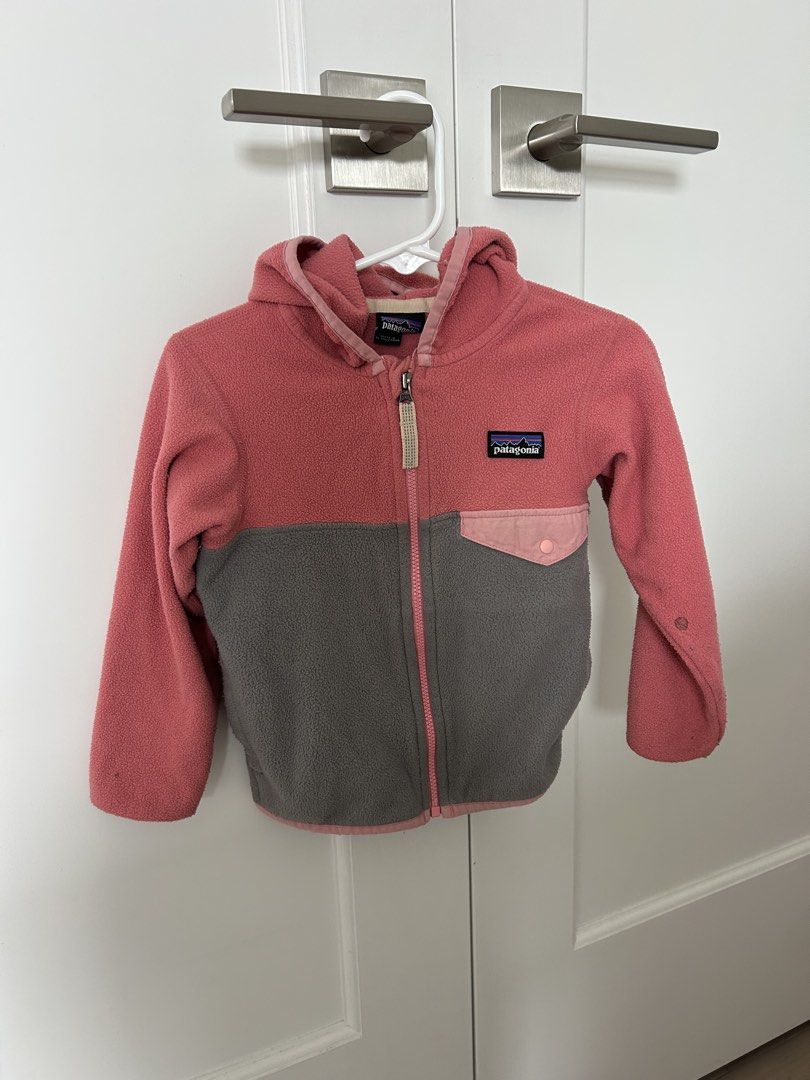 Patagonia Fleece Hooded Jacket Pink Grey Kids Size 2T （分類：嬰兒及小童流行時尚）位於 Hong Kong。 由 mrssophie 提交（商品編號 1441581892，圖片 2）。簡介： One noticeable stain on sleeve as pictured 。