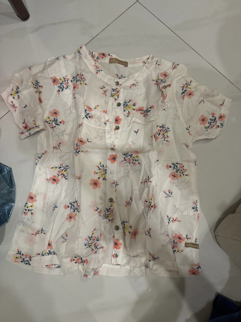 Peppermint White Floral Short Sleeve Button Up Blouse (Category: Blouses) located in Manila. Submitted by matchagirl333 (Listing ID 1441509346, Image 1). Description: - White short sleeve blouse - Pretty floral print - Mandarin collar - Button-up front - Lightweight and airy fabric - Versatile for casual or dressy occasions - Easy to pair with jeans or skirts.