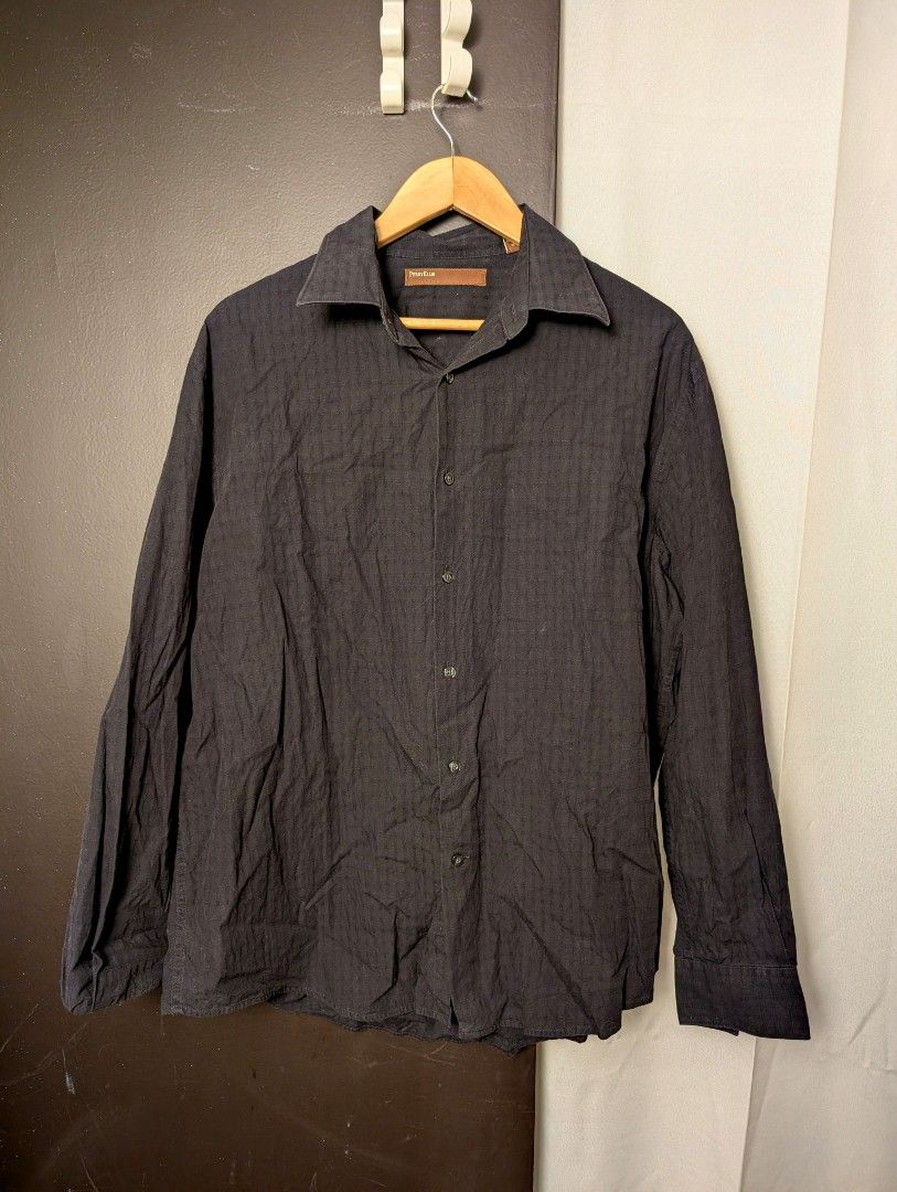 Perry Ellis Men's Long Sleeve Button Down Shirt XL (Category: Tshirts & Polo Shirts ) located in Manila. Submitted by miloilmo (Listing ID 1441479963, Image 1). Description: - Brand: Perry Ellis - Color: Black - Pattern: Subtle Checkered - Material: 100% Cotton - Style: Button-down Long Sleeve - Fit: Comfortable - Occasion: Casual to Smart-Casual.
