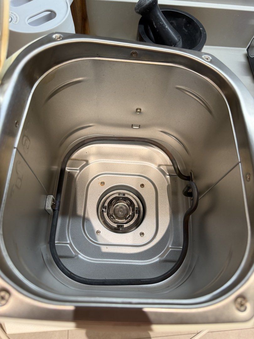 Philips Bread Maker (Category: Breadmakers) located in Singapore. Submitted by larslin (Listing ID 1424188280, Image 5). Description: - Multiple settings for different bread types and sizes - User-friendly interface - Non-stick bread pan - Perfect for fresh bread at home!.