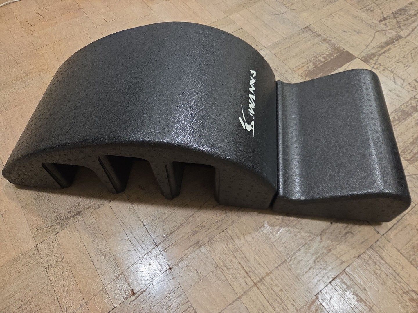 Pilates Arc spine corrector (Category: Toning & Stretching Accessories) located in Singapore. Submitted by sellering15 (Listing ID 1441540595, Image 1). Description: owned it for a while but barely used hence selling..