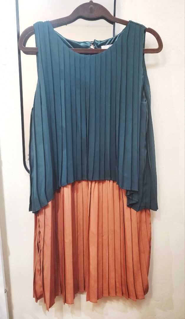 Pleated Layered Short Dress (Category: Dresses) located in Mandaluyong City. Submitted by aaa25 (Listing ID 1441519806, Image 2). Description: Two-tone pleated dress Very good condition Small to Medium.