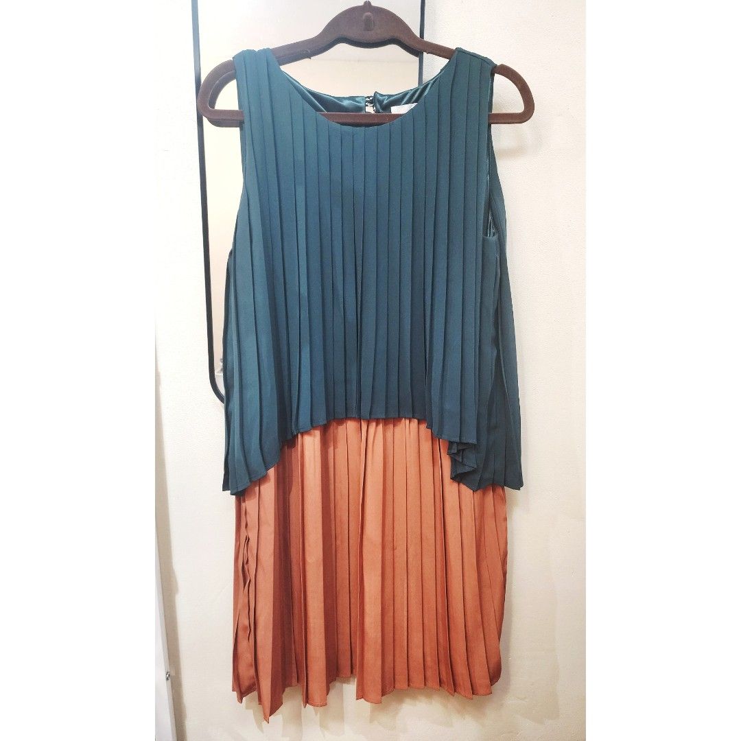 Pleated Layered Short Dress (Category: Dresses) located in Mandaluyong City. Submitted by aaa25 (Listing ID 1441519806, Image 1). Description: Two-tone pleated dress Very good condition Small to Medium.