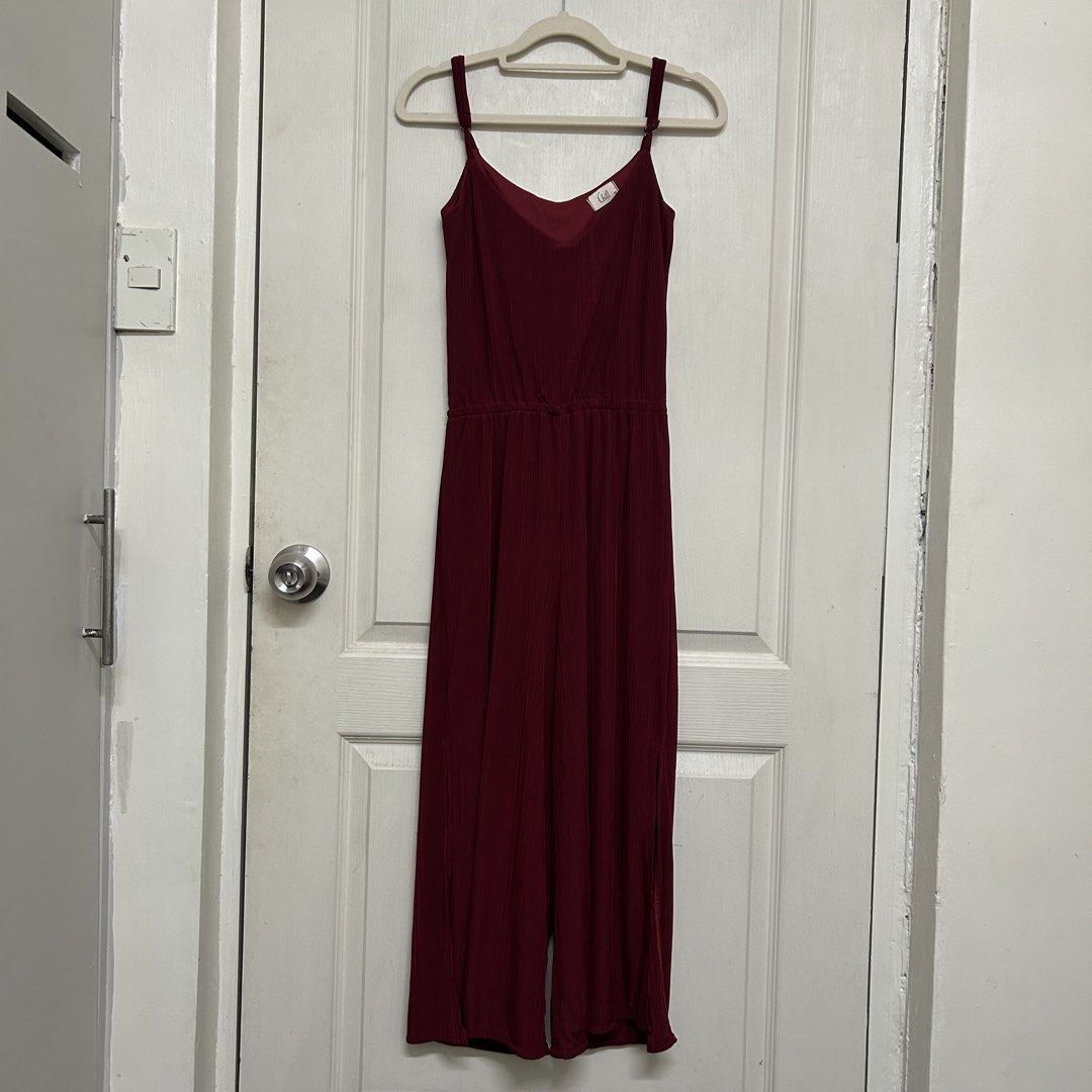 Preloved | Chill Burgundy Jumpsuit (Category: Jumpsuits) located in Caloocan City. Submitted by trisdeclutters (Listing ID 1441422068, Image 1). Description: Last price already Best fit XS to M Bust: 28" to 34" Waist: 21" to 34" Length: 42" Slit length: 13" Stretchable No flaws, good as new (used once) Bought at Chill, SM Dept Store ‼️no reservations, exchange, cancellation, return, refund‼️.