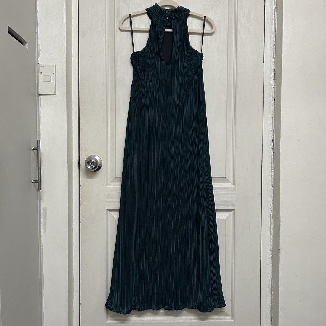 Preloved | Viola Emerald Green Evening Dress (Category: Evening dresses & gowns) located in Caloocan City. Submitted by trisdeclutters (Listing ID 1441420429, Image 2). Description: Last price already Can fit up to L Relaxed bust: 26" Relaxed waist: 28" Relaxed hipz: 34" Length: 48" Stretchable Pleated With inner lining With tie knot belt Signs of usage Bought at Viola (SM Dept Store) ‼️no reservations, exchange, cancellation, return, refund‼️.
