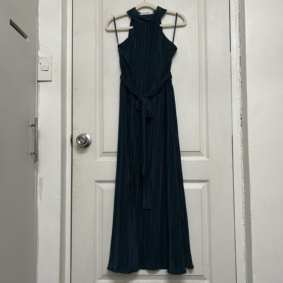Preloved | Viola Emerald Green Evening Dress (Category: Evening dresses & gowns) located in Caloocan City. Submitted by trisdeclutters (Listing ID 1441420429, Image 3). Description: Last price already Can fit up to L Relaxed bust: 26" Relaxed waist: 28" Relaxed hipz: 34" Length: 48" Stretchable Pleated With inner lining With tie knot belt Signs of usage Bought at Viola (SM Dept Store) ‼️no reservations, exchange, cancellation, return, refund‼️.