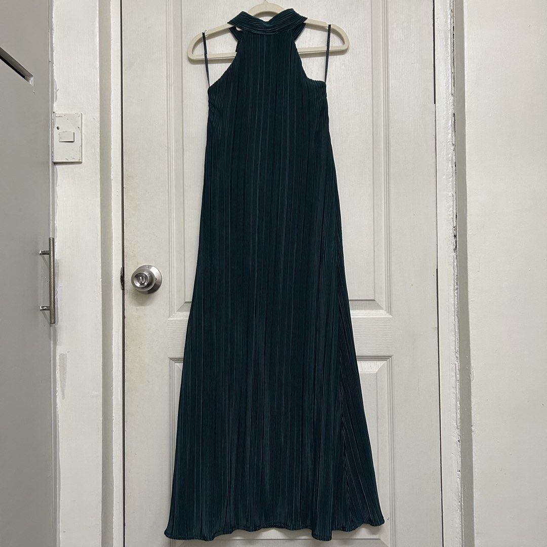 Preloved | Viola Emerald Green Evening Dress (Category: Evening dresses & gowns) located in Caloocan City. Submitted by trisdeclutters (Listing ID 1441420429, Image 1). Description: Last price already Can fit up to L Relaxed bust: 26" Relaxed waist: 28" Relaxed hipz: 34" Length: 48" Stretchable Pleated With inner lining With tie knot belt Signs of usage Bought at Viola (SM Dept Store) ‼️no reservations, exchange, cancellation, return, refund‼️.