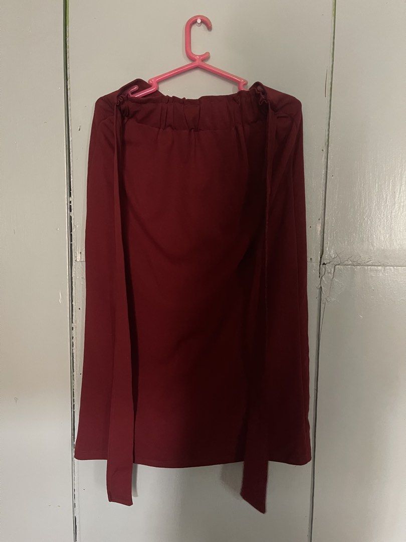 red midi skirt (Category: Skirts) located in Manila. Submitted by declutterwithbea (Listing ID 1441451799, Image 1). Description: can fit 26-30 waist hast built in belt.