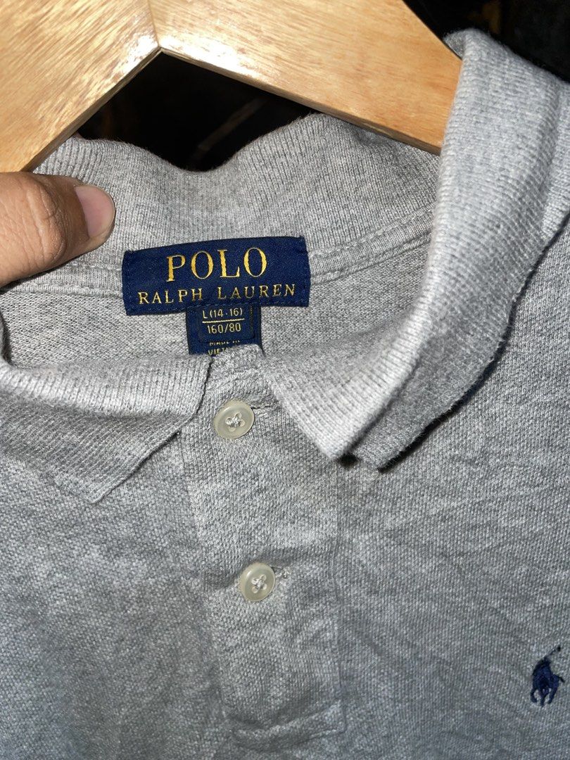 RL youth L fit small (Category: Tshirts & Polo Shirts ) located in Manila. Submitted by clementdav22513 (Listing ID 1441381107, Image 2). Description: - Grey Polo Ralph Lauren Kids Polo Shirt - Size: L (fits 14-16 years) - Iconic navy blue pony logo - Made in Vietnam - Ideal for casual wear.