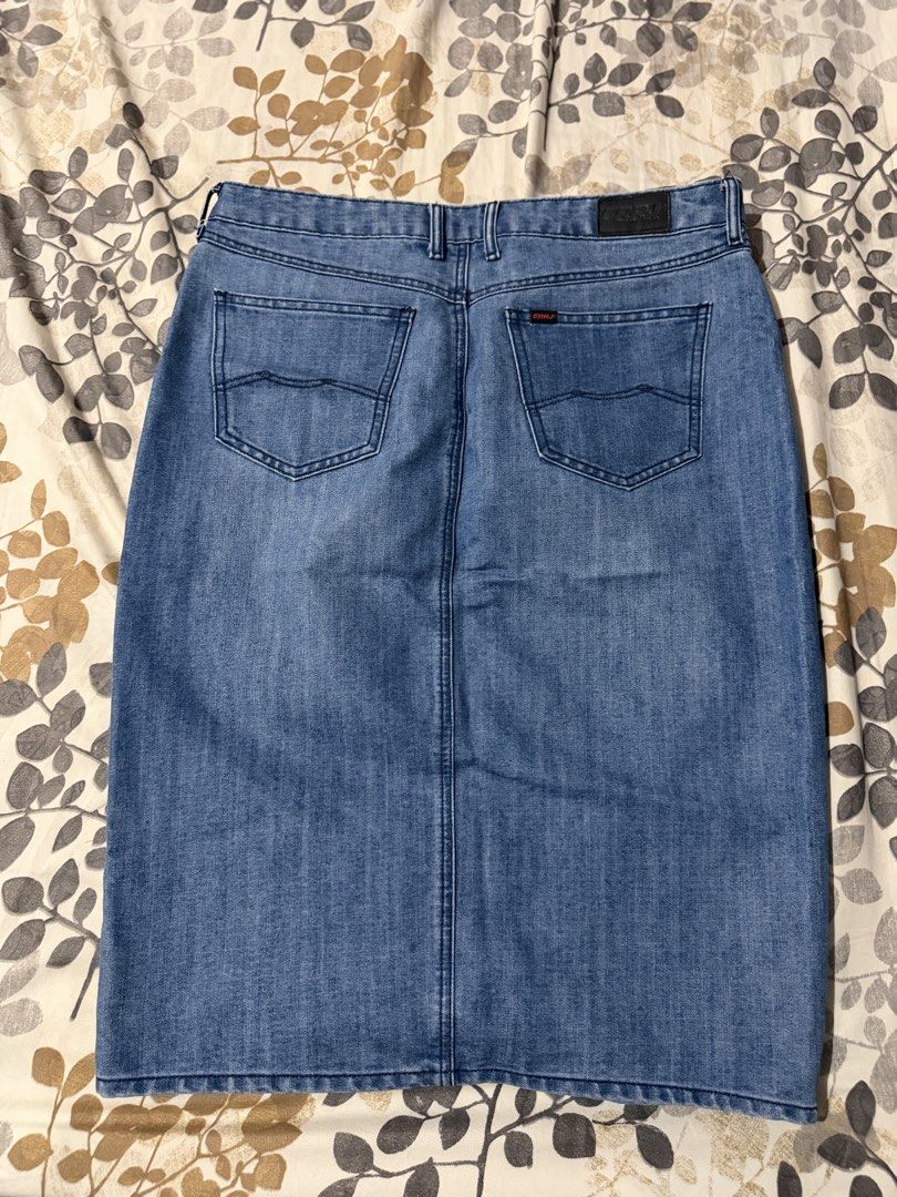 RRJ Denim Midi Skirt Size 33 (Category: Skirts) located in Taytay. Submitted by cloudy_20 (Listing ID 1441526617, Image 3). Description: Classic blue denim midi skirt. Features a front slit for ease of movement. Two back pockets and belt loops. The brand is RRJ. Size 33. Great for casual wear. Orig Price: 800 only used for an event.