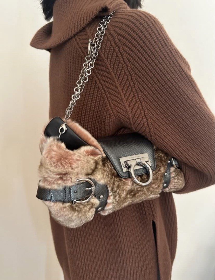 Salvatore Ferragamo Baguette (Category: Shoulder Bags) located in Manila. Submitted by dashlux (Listing ID 1441424636, Image 2). Description: .