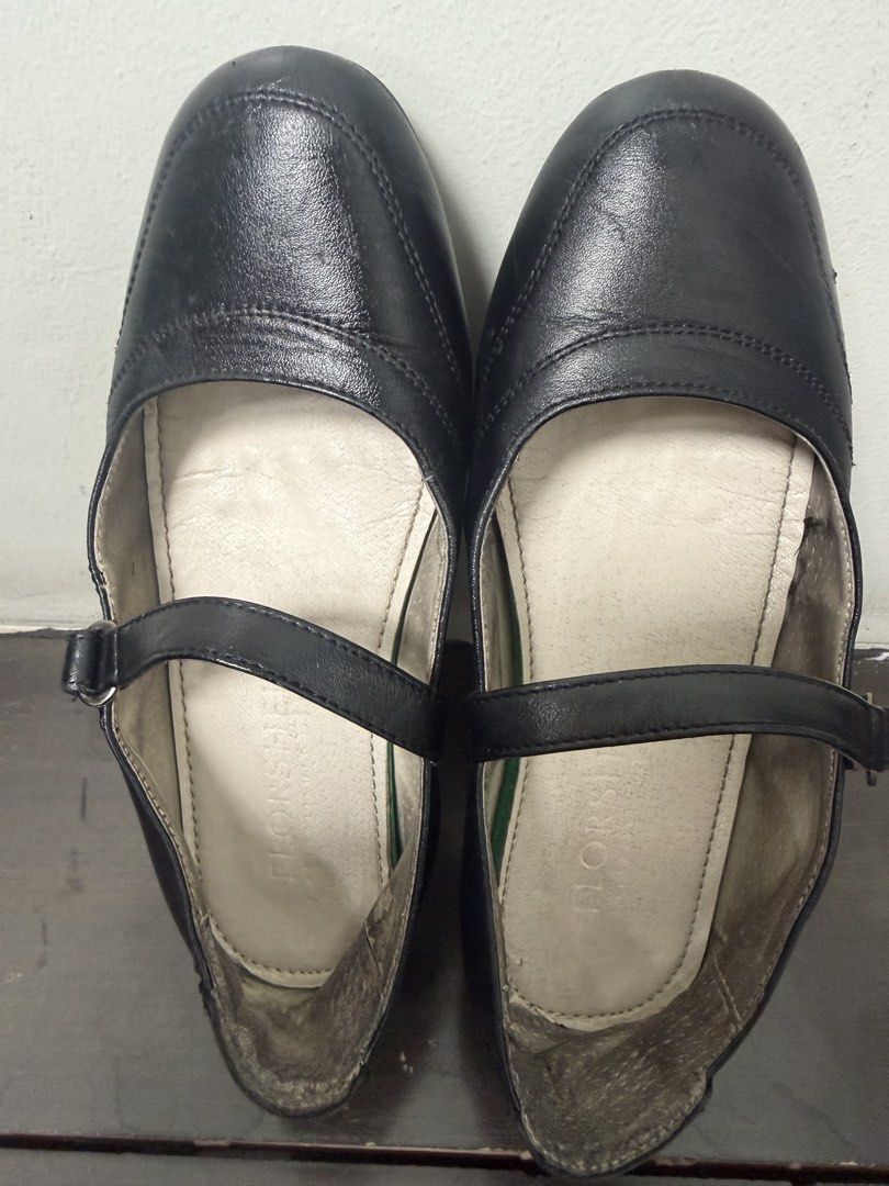 School shoes Florsheim (Category: Babies & Kids Fashion) located in Quezon City. Submitted by monicacle (Listing ID 1441396214, Image 1). Description: Size 32.