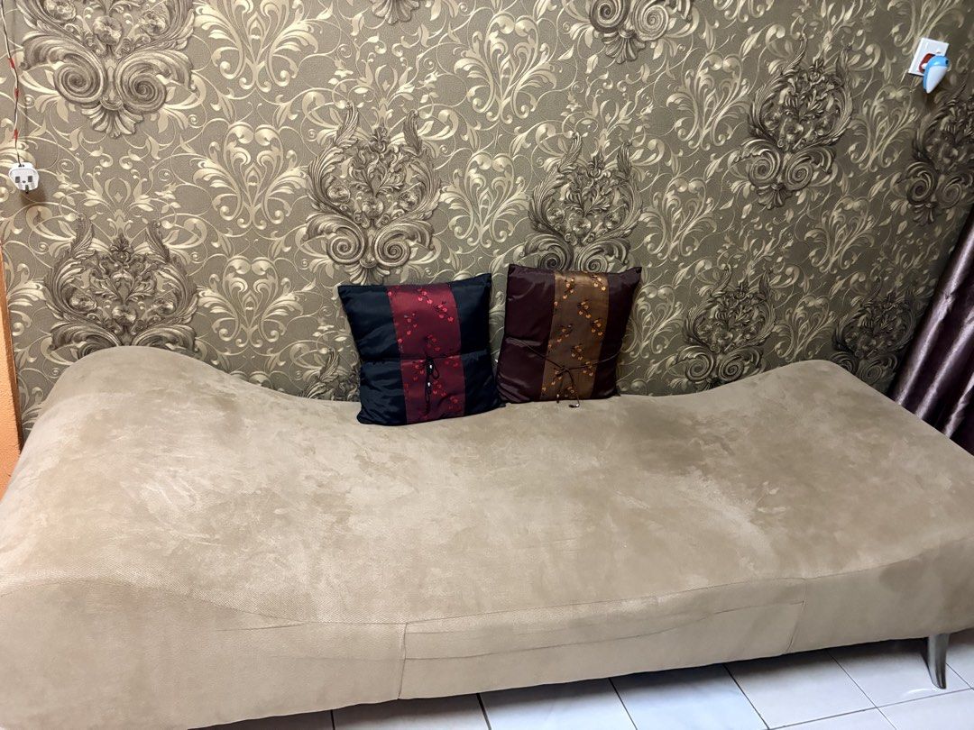 Sofa, couch (Category: Sofas) located in Ipoh. Submitted by neshva1 (Listing ID 1441406110, Image 2). Description: - used sofa clearing out to free up space. - has been with us for many good years, so do expect signs of usage — slight bottoming out and some colour fading over time. - Overall still looks decent and can still serve its purpose. - Suitable for someone looking for an extra sofa, rental unit, hostel, office space or anyone not particu