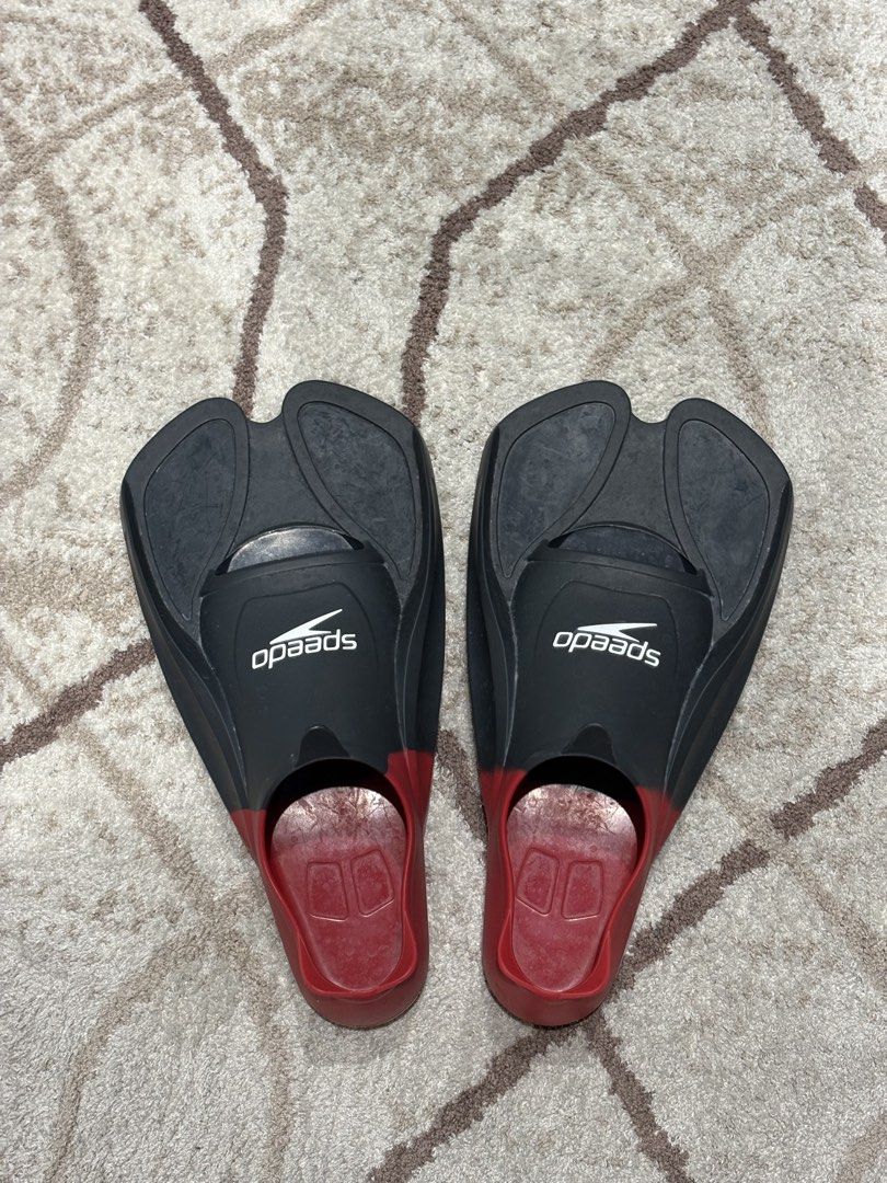 Speedo Original Fins 22-23cm (Category: Rash guard) located in Quezon City. Submitted by shopsabsee (Listing ID 1441531336, Image 1). Description: SRP is 4k Super steal! Has small damage on the back of the fin.