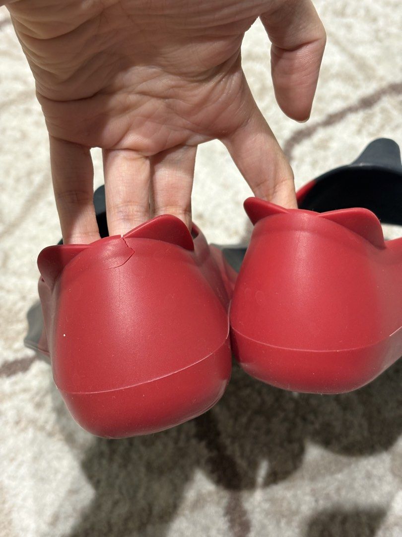 Speedo Original Fins 22-23cm (Category: Rash guard) located in Quezon City. Submitted by shopsabsee (Listing ID 1441531336, Image 2). Description: SRP is 4k Super steal! Has small damage on the back of the fin.