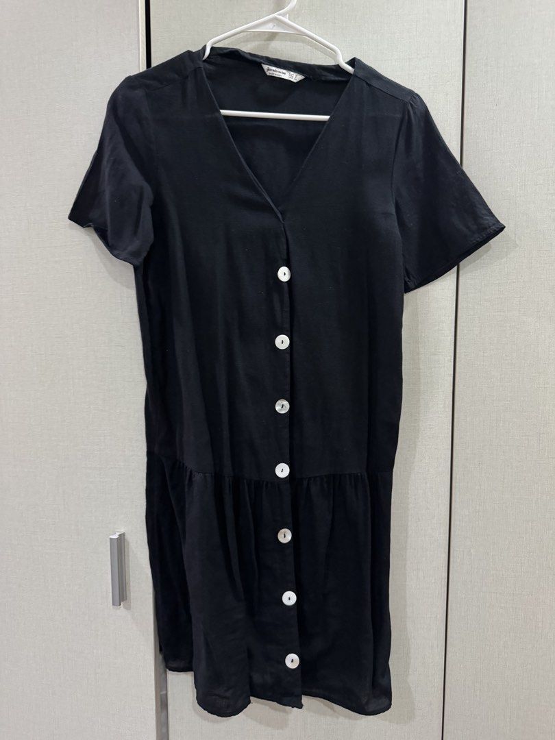Stradivarius Black Button-Up Midi Dress Size S (Category: Dresses) located in Quezon City. Submitted by kcapi (Listing ID 1441531217, Image 1). Description: - Brand: Stradivarius - Type: Black Midi Dress - Size: S - Sleeves: Short sleeves - Neckline: V-neck - Closure: Button-up front with white buttons - Hem: Tiered detail - Origin: Made in India.