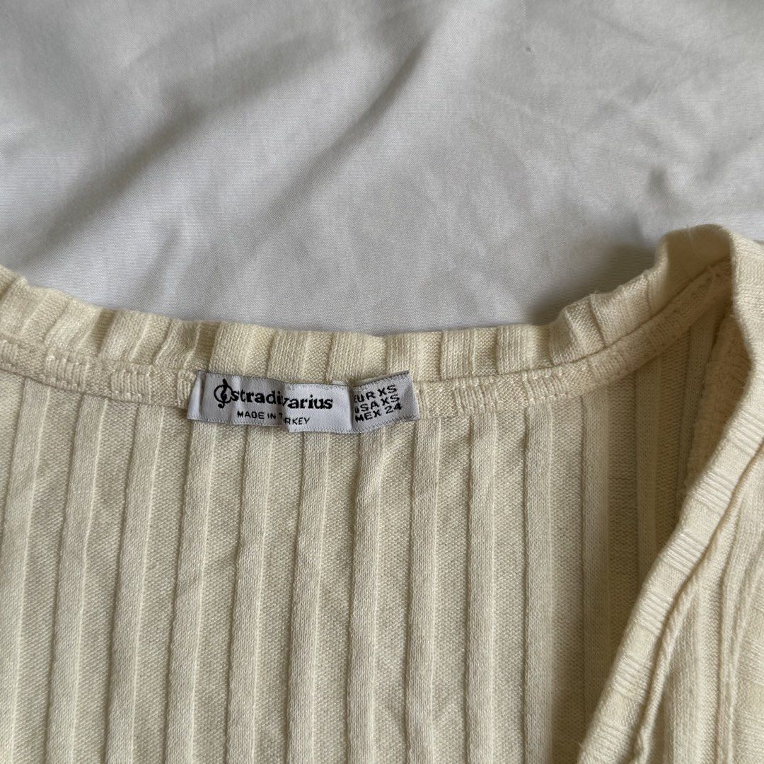 Stradivarius Cream Knit Vest (Category: Sleeveless) located in Santa Rosa. Submitted by ceyllective (Listing ID 1441499789, Image 2). Description: .