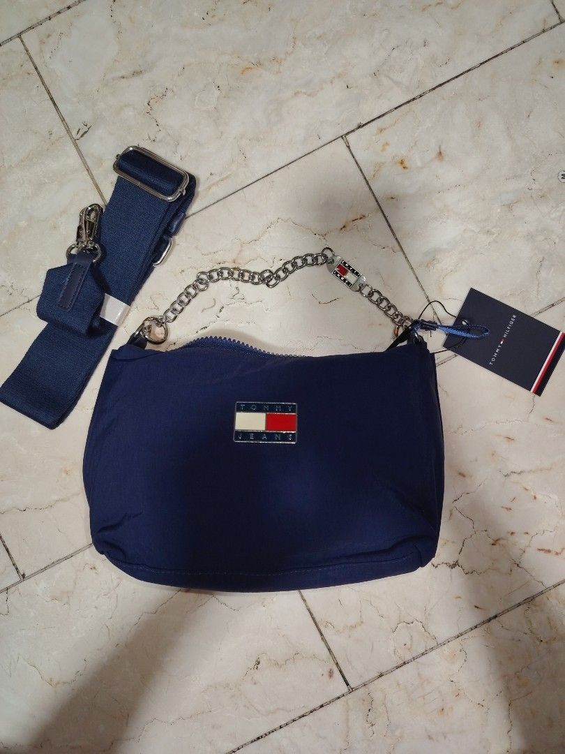 Tommy Hilfiger Navy Blue Shoulder Bag with Strap (Category: Shoulder Bags) located in Cainta. Submitted by badet0521 (Listing ID 1441555720, Image 2). Description: - Navy blue Tommy Hilfiger shoulder bag - Detachable strap included - Chain handle for versatile carrying - Classic Tommy Hilfiger logo on the front - Spacious interior for essentials - Ideal for everyday use or evening outings.