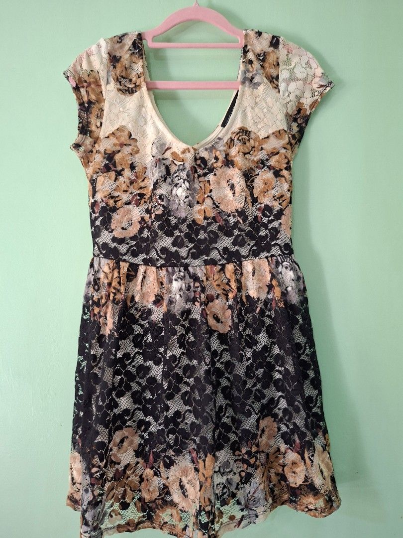 Topshop Lace Mini Dress (Category: Dresses) located in Las Pinas. Submitted by ronabelles (Listing ID 1441453116, Image 2). Description: topshop lace dress with lining may onting runs sa waist but not obvious small used twice lang sobrang ganda when worn.