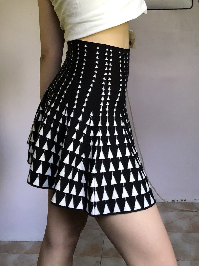 Versatile Tube Top/Skirt (Category: Others Tops) located in Mapandan. Submitted by olibski (Listing ID 1441397081, Image 2). Description: 🧍‍♀️height reference: 167cm (5’5ft) 📍loc: San Carlos, Pangasinan (will do meet-up 📦 shipping: buyer shoulders SF ❗️note: color may vary due to lighting - Black and white geometric triangle print - peplum hem - Versatile: wear as tube or skirt - Comfortable knit material.
