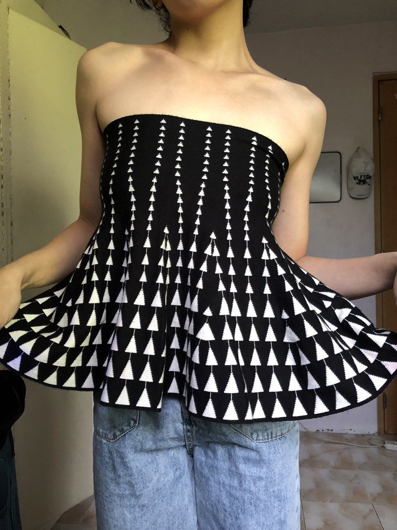 Versatile Tube Top/Skirt (Category: Others Tops) located in Mapandan. Submitted by olibski (Listing ID 1441397081, Image 3). Description: 🧍‍♀️height reference: 167cm (5’5ft) 📍loc: San Carlos, Pangasinan (will do meet-up 📦 shipping: buyer shoulders SF ❗️note: color may vary due to lighting - Black and white geometric triangle print - peplum hem - Versatile: wear as tube or skirt - Comfortable knit material.