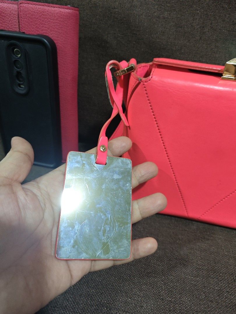 Vincis (Category: Luxury Bags & Wallets) located in Pili. Submitted by zaneombao03491 (Listing ID 1441387937, Image 3). Description: .