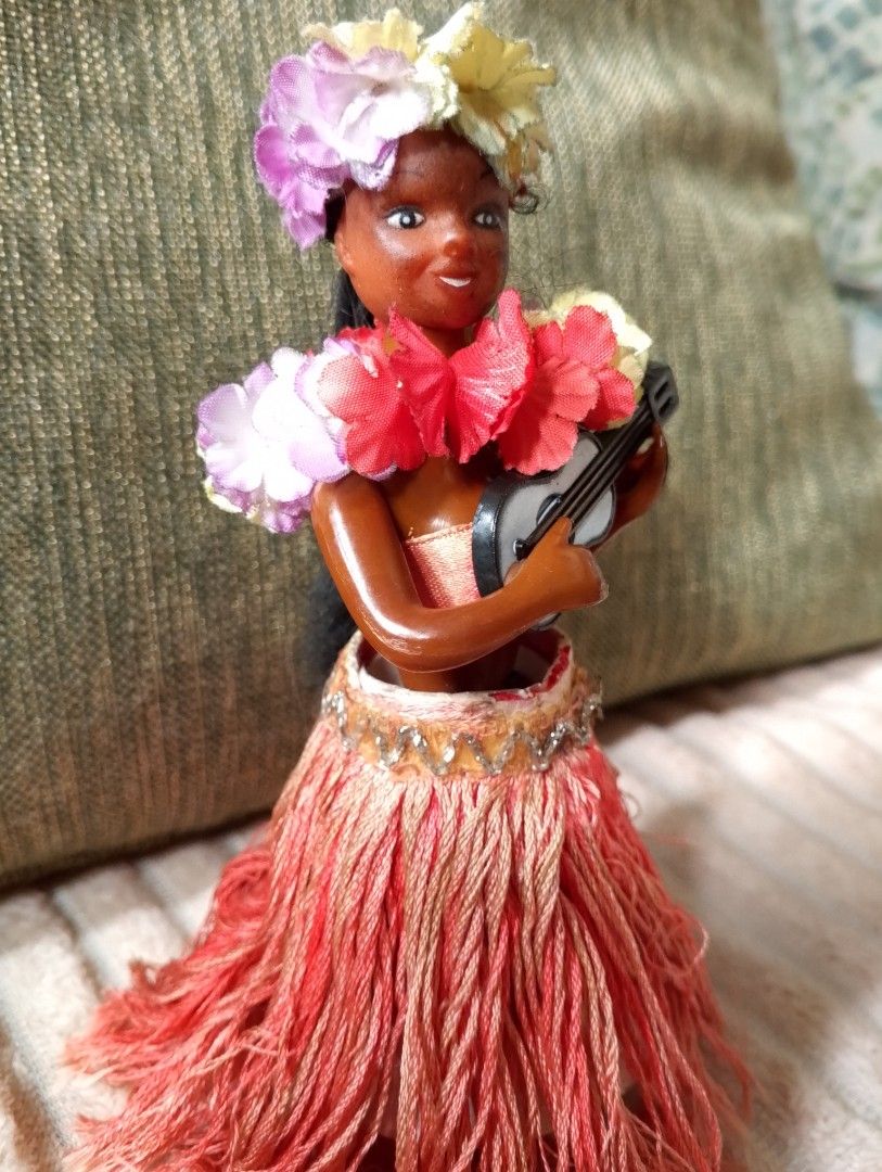 Vintage Hawaiian Hula Dancer Dolls Dashboard Display (Category: Vintage Collectibles) located in Binangonan. Submitted by stufflikedat (Listing ID 1441467537, Image 3). Description: -Vintage kitsch hula girl doll souvenir from Hawaii, dating from the 1950s to the 1980s featuring a detailed plastic body with spring that mimics a hula dancer with a grass skirt and a floral lei garland , these are popular tourist souvenirs often designed for car das