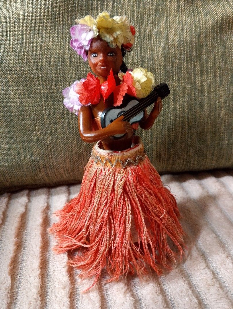 Vintage Hawaiian Hula Dancer Dolls Dashboard Display (Category: Vintage Collectibles) located in Binangonan. Submitted by stufflikedat (Listing ID 1441467537, Image 2). Description: -Vintage kitsch hula girl doll souvenir from Hawaii, dating from the 1950s to the 1980s featuring a detailed plastic body with spring that mimics a hula dancer with a grass skirt and a floral lei garland , these are popular tourist souvenirs often designed for car das