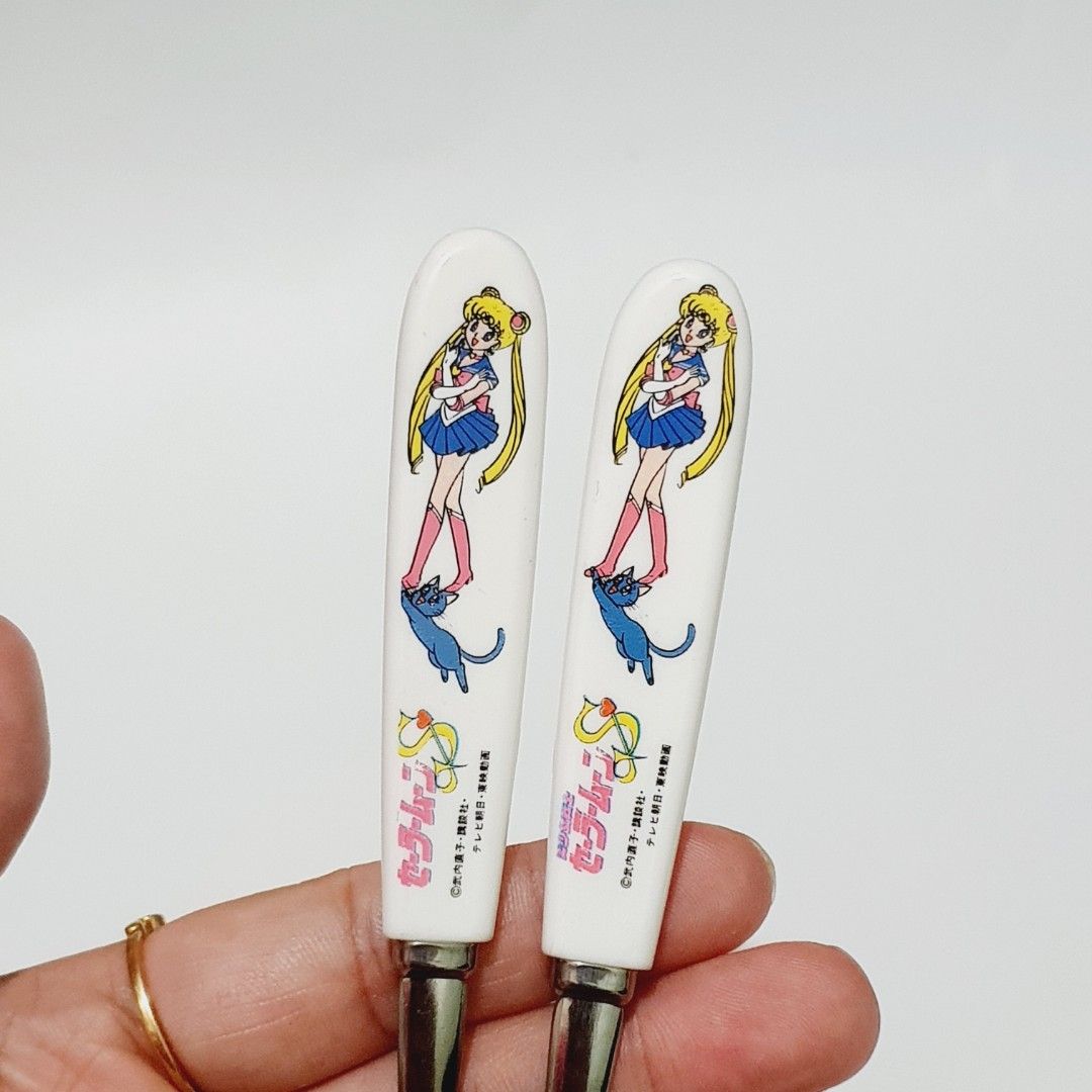 Vintage Sailor Moon Bento Spoon and Fork Set (Category: Dinnerware & Cutlery) located in Taytay. Submitted by kyo.mono (Listing ID 1441473598, Image 2). Description: 💟Follow us on IG: kyo.mono for faster replies TikTok: kyo.mono_ for videos and review Good as new Unused Rare Vintage Auth from Japan Actual photo posted.