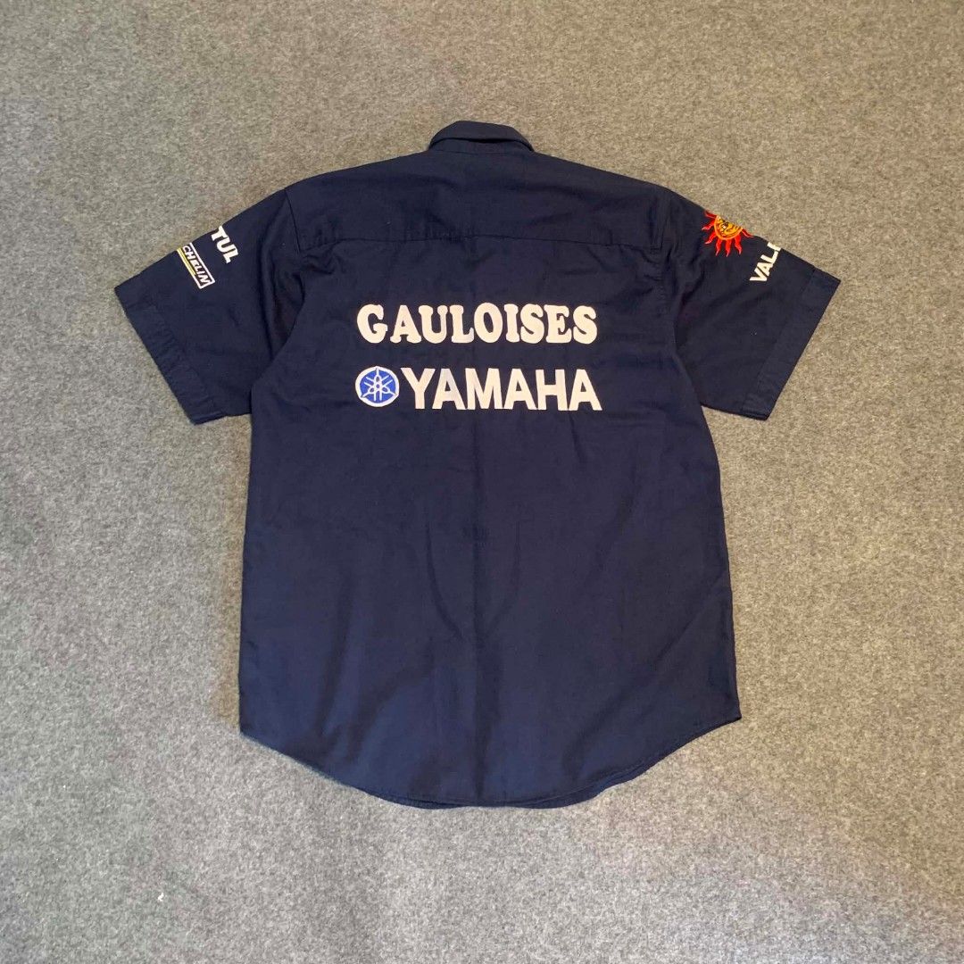 Vintage YAMAHA "46" Valentino Rossi MOTO GP Racing Button Down Polo (Category: Tshirts & Polo Shirts ) located in Cordova. Submitted by tatanthrifts (Listing ID 1441475259, Image 2). Description: Vintage YAMAHA "46" Valentino Rossi MOTO GP Racing Button Down Polo 21x29 Large - XL Excellent Condition ✅ Authentic/Legit ✅ issues : none color rate : 9.8/10 1500 Shipped 🚚 📩📩📩.