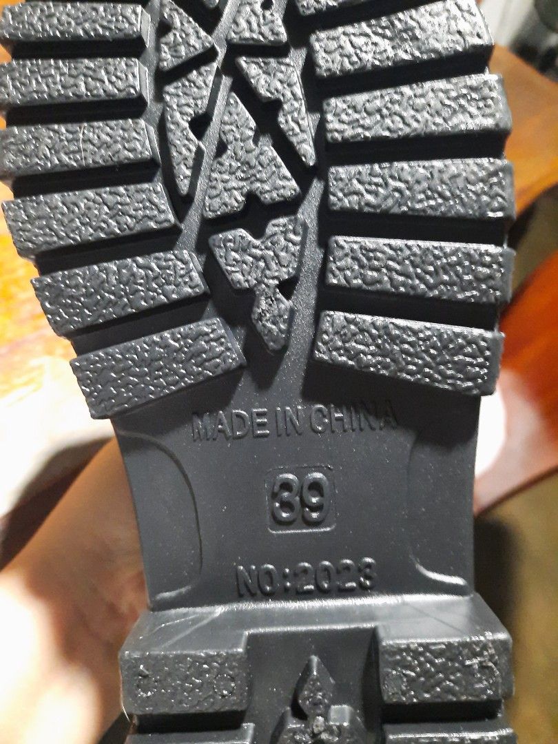 Waterproof Outdoor Unisex Rain Boots (Category: Boots) located in Caloocan City. Submitted by dcmixx95 (Listing ID 1441507075, Image 2). Description: - Unisex black short rain boots - Size 39 - Waterproof and ideal for outdoor use - Durable and comfortable for rainy days - RFS:Bought wrong size.