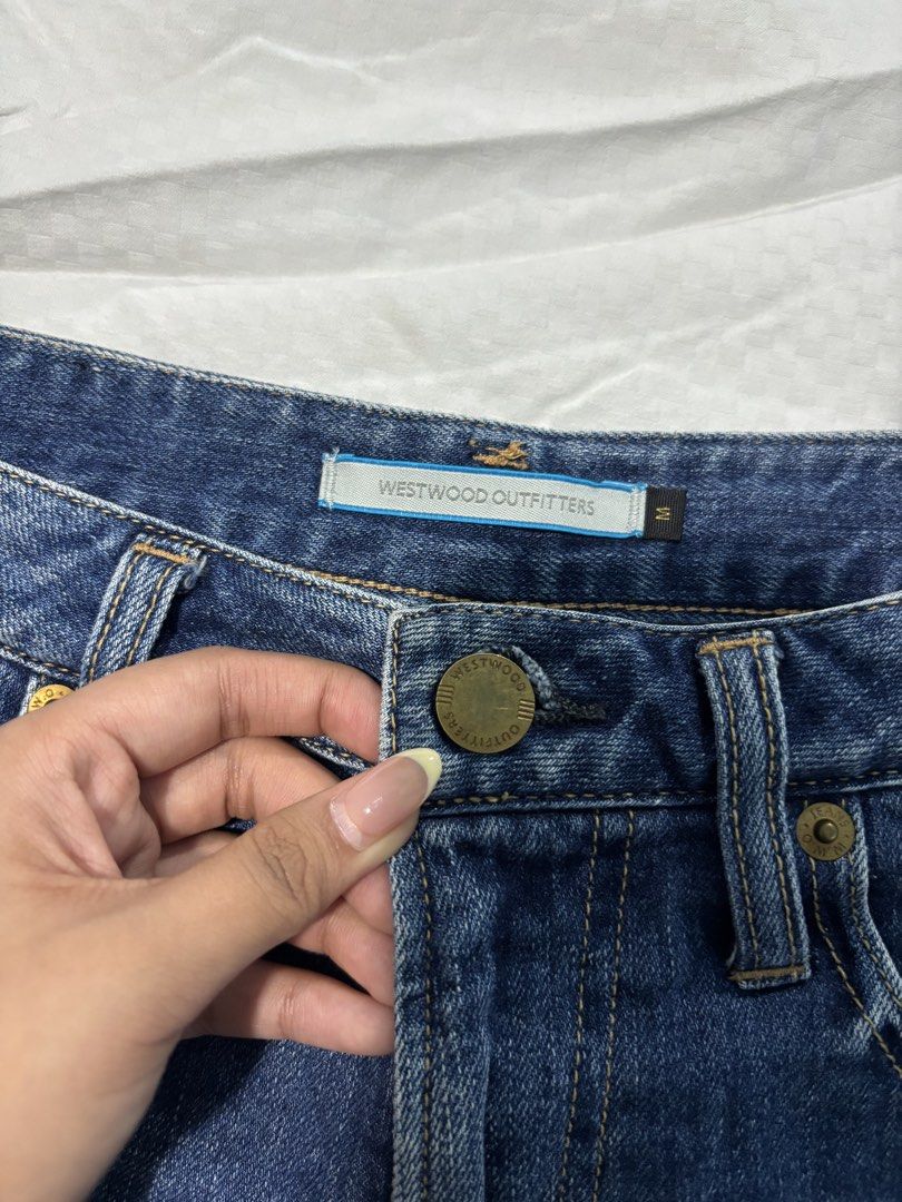 westwood jeans short (Category: Shorts) located in Pila. Submitted by lia_0725 (Listing ID 1441457926, Image 2). Description: 25-26.