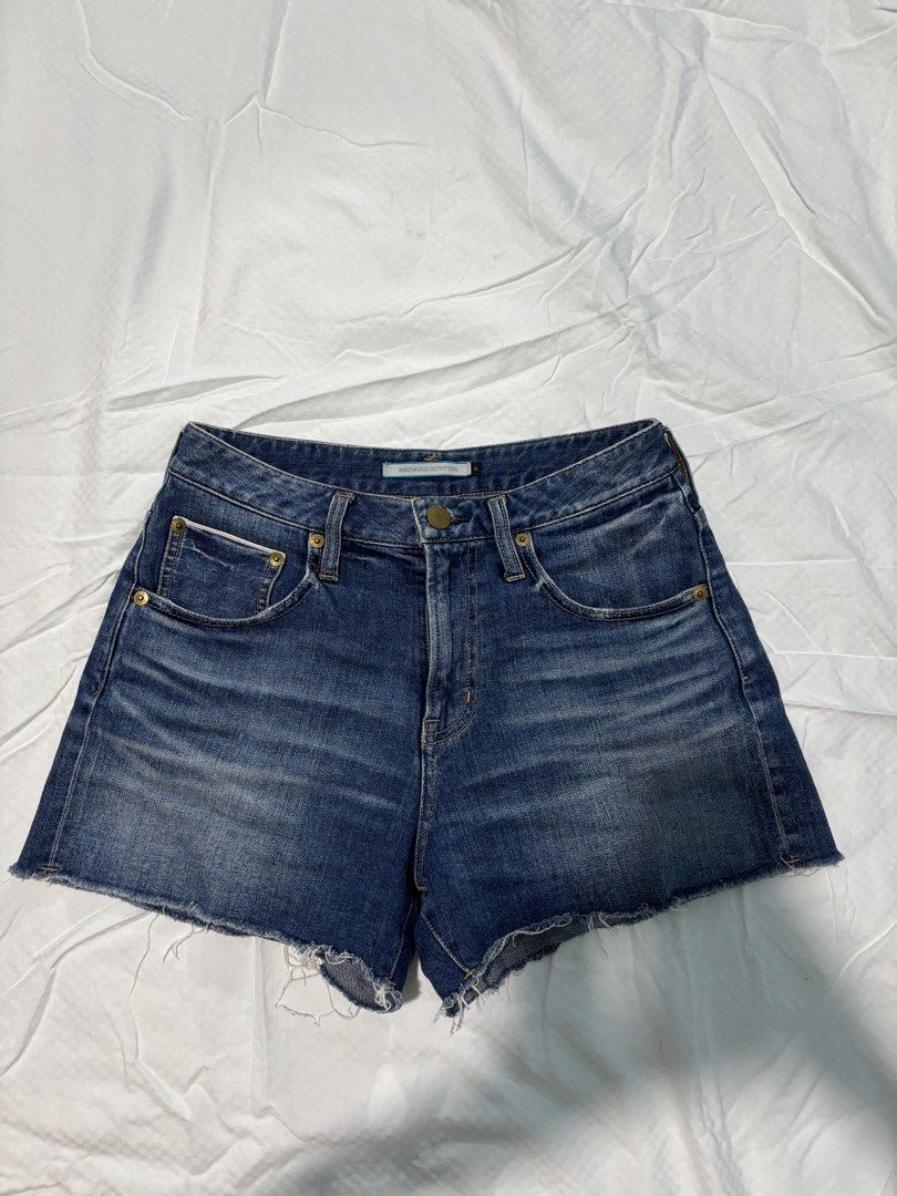 westwood jeans short (Category: Shorts) located in Pila. Submitted by lia_0725 (Listing ID 1441457926, Image 1). Description: 25-26.
