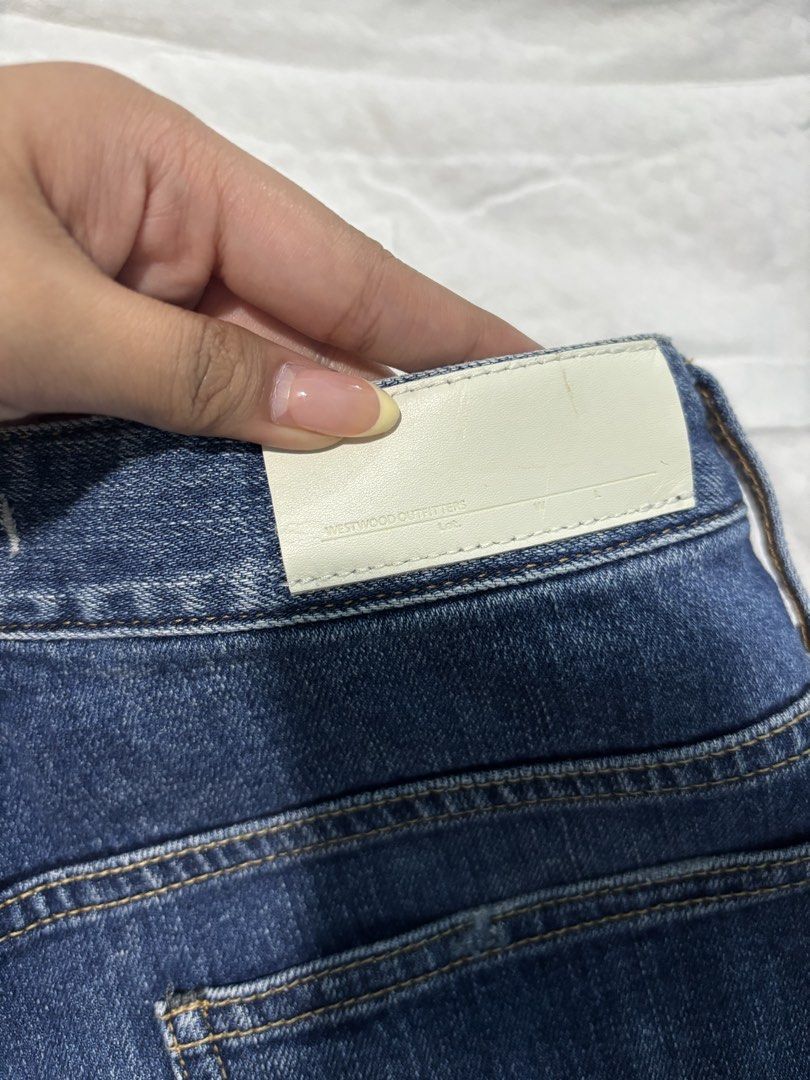 westwood jeans short (Category: Shorts) located in Pila. Submitted by lia_0725 (Listing ID 1441457926, Image 3). Description: 25-26.