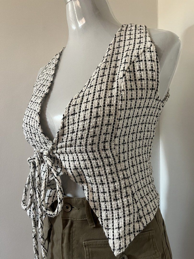 White Black Plaid Halter Tie Front Crop Top (Category: Sleeveless) located in Manila. Submitted by sagee.moon (Listing ID 1441438089, Image 3). Description: Cute white and black plaid halter top with a tie front. Cropped, sleeveless style perfect for pairing with high-waisted bottoms for any occasion..