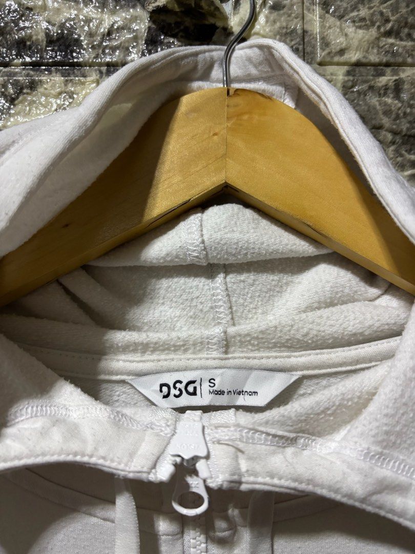 White Half-Zip Hoodie Sweatshirt (Category: Coats, Jackets and Outerwear) located in Manila. Submitted by 23cycle.ph (Listing ID 1441388989, Image 3). Description: Size: Medium Issue: none Condition: Excellent ₱180.