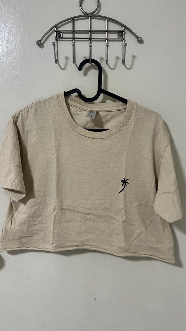 Women’s Cropped Beach Tee (Category: Tshirts & Polo Shirts ) located in Cavite. Submitted by bubfinds (Listing ID 1441529377, Image 1). Description: Quality: 10/10 Fit: Small to Medium.
