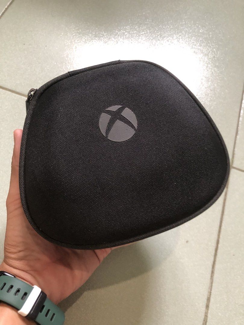 XBOX controller hardcase (Category: Cases & Covers) located in Quezon City. Submitted by markgolveo (Listing ID 1441428418, Image 1). Description: XBOX controller hardcase.